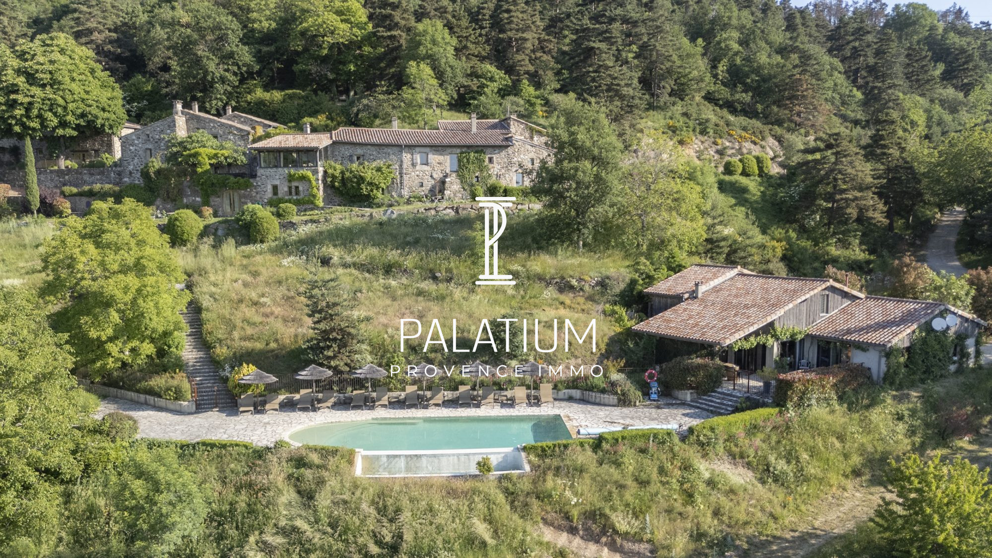 Maison 16 pièces 900 m² · à Saint-Laurent-du-Pape · 900 m² · 2 940 000 €