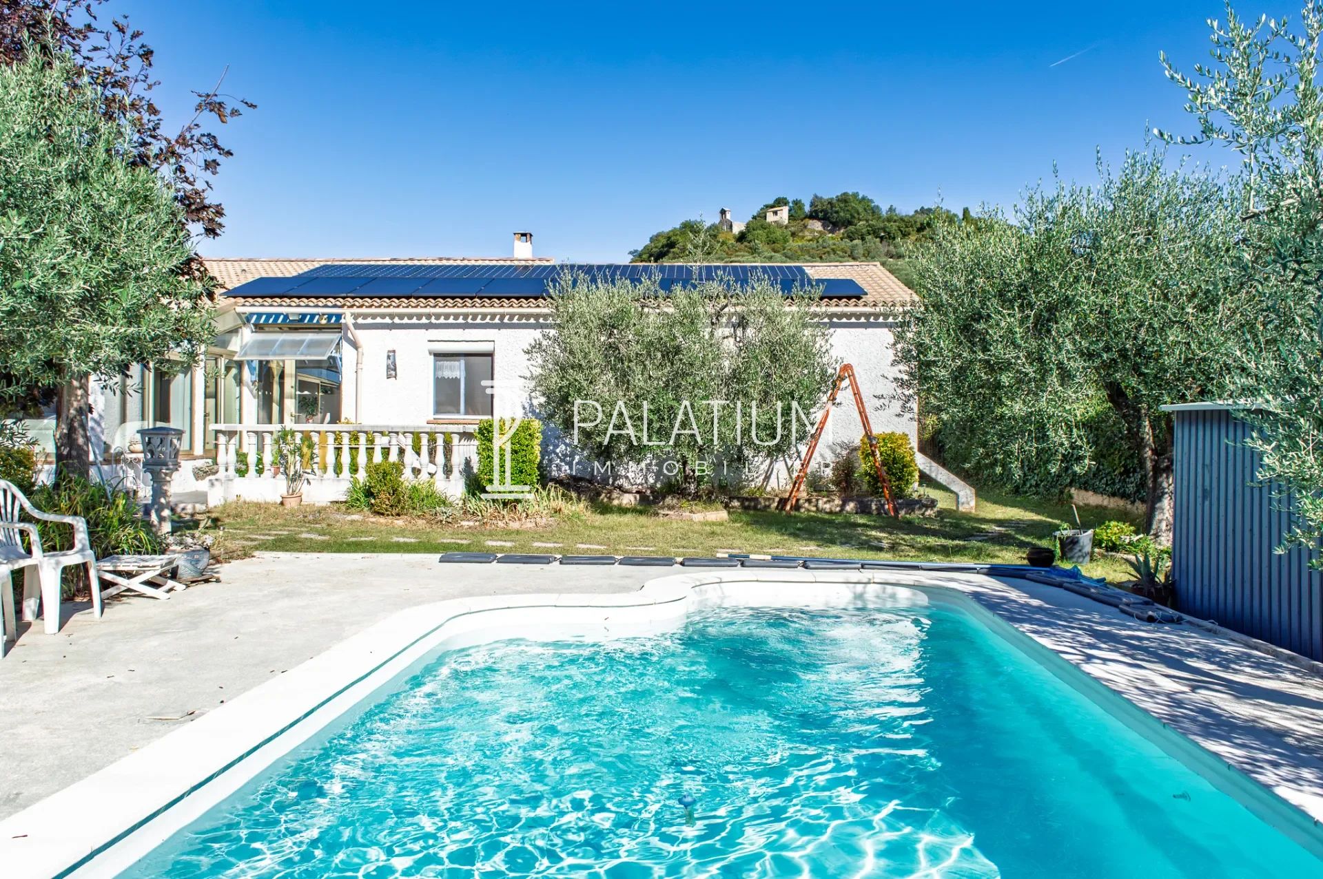 Belle maison de plain-pied avec piscine et jardin paysager, à 10 minutes de Sisteron à Peipin