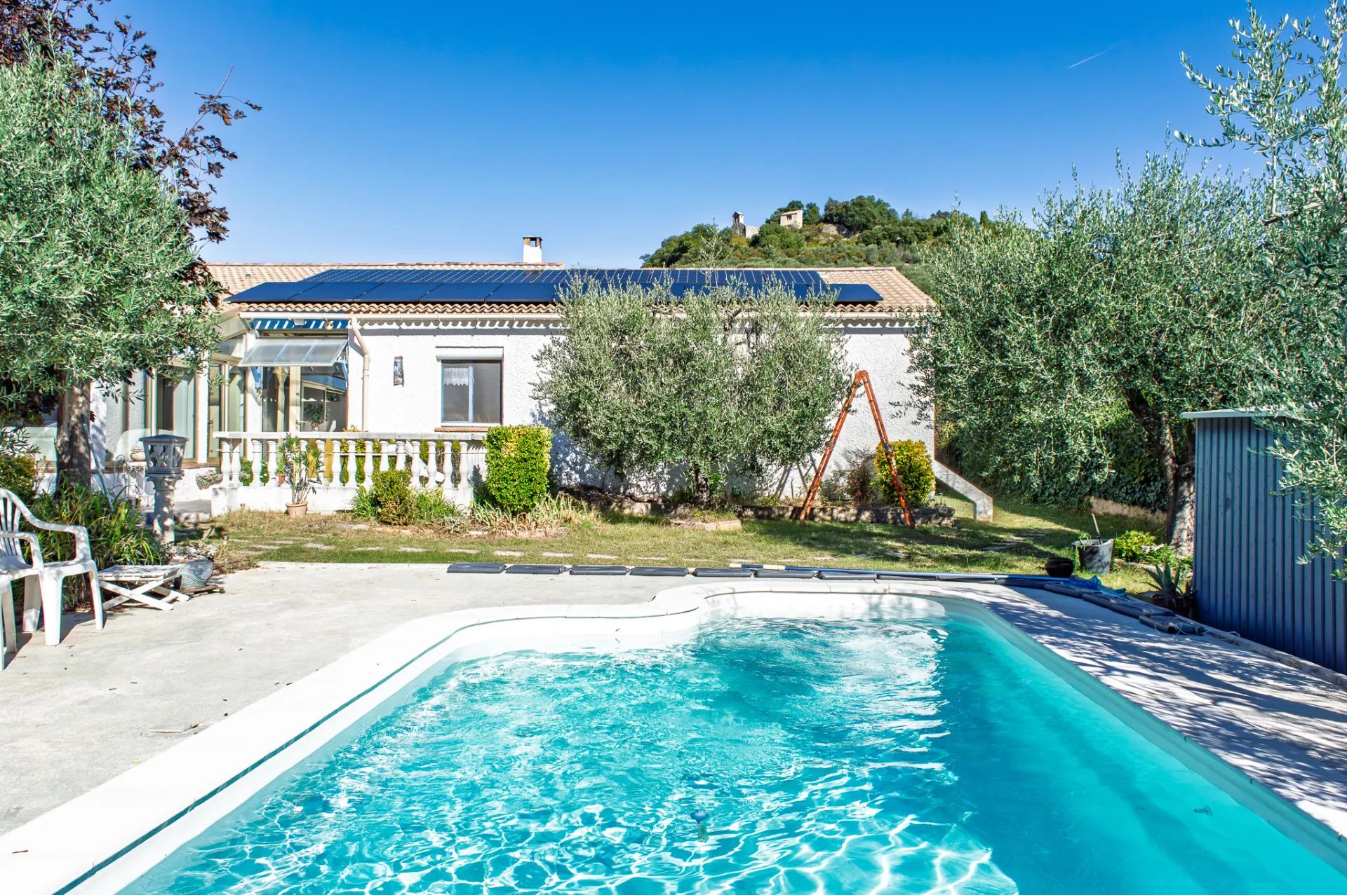 Belle maison de plain-pied avec piscine et jardin paysager, à 10 minutes de Sisteron à Peipin