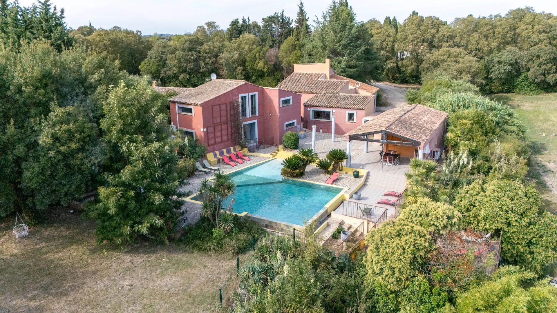 DOMAINE D’EXCEPTION EN PROVENCE – GÎTES, RÉCEPTION & ART DE VIVRE – GRANS à GRANS 