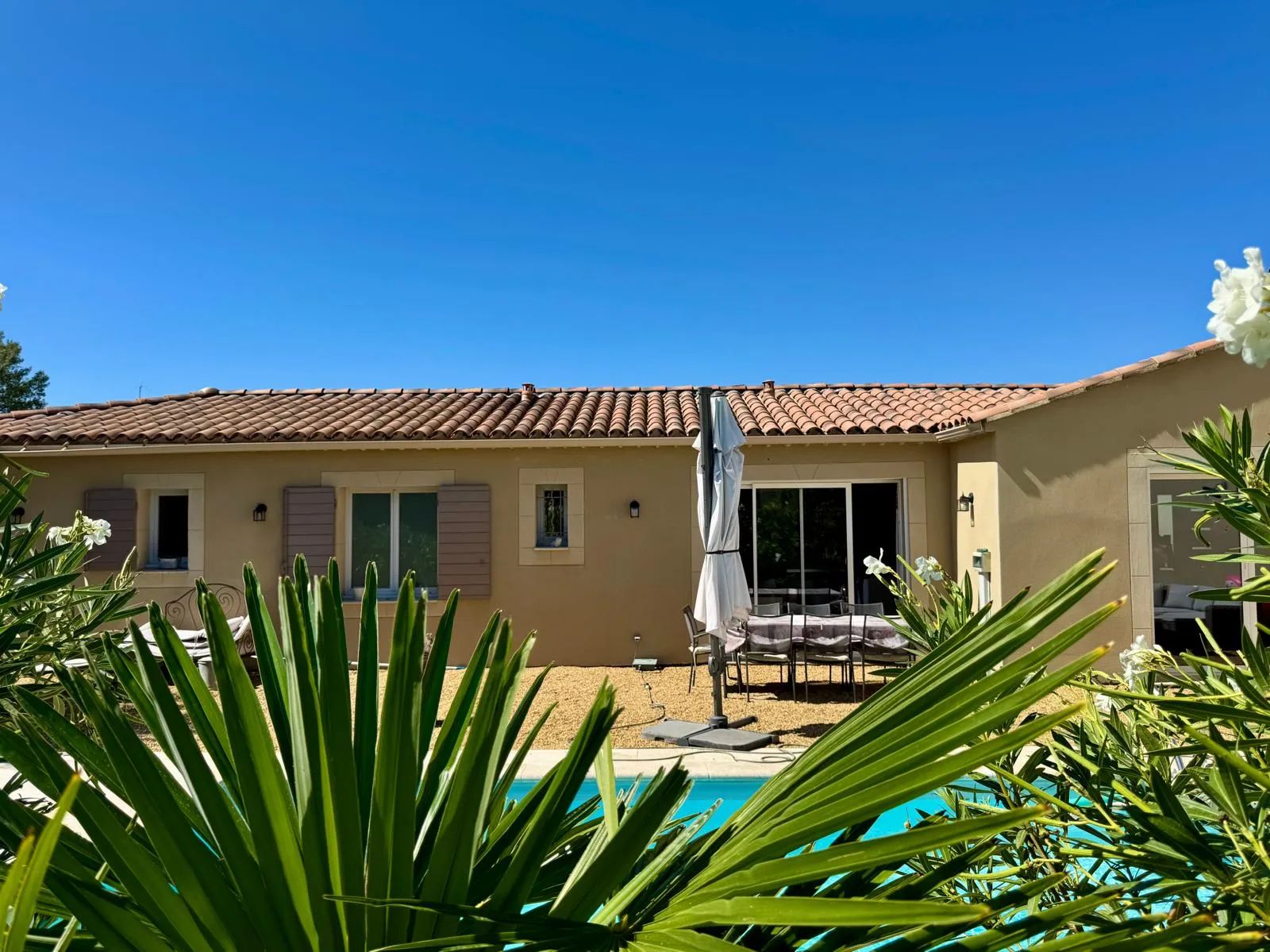 Ensemble immobilier de caractère à Malaucène : grande habitation de charme, hangar et dépendances professionnelles à Malaucène