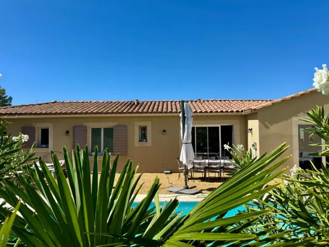 Ensemble immobilier de caractère à Malaucène : grande habitation de charme, hangar et dépendances professionnelles à Malaucène