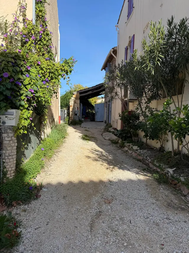 EXCLUSIVITÉ – MAISON DE VILLAGE ATYPIQUE AVEC TERRAIN CONSTRUCTIBLE à LA FARE LES OLIVIERS