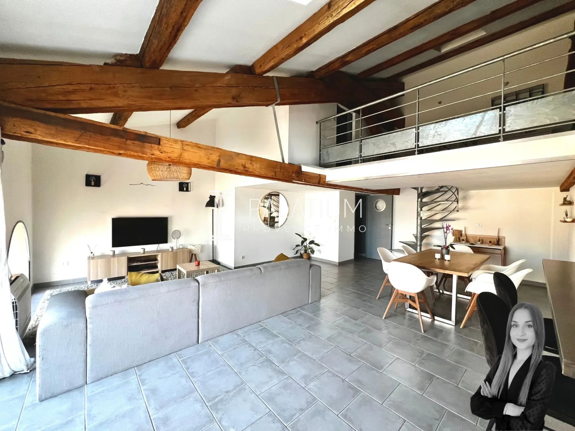 SAINT-CHAMAS – LOFT T3 DE 103 M² AVEC GARAGE DE 54 M² – SUR LE PORT  à Saint-Chamas