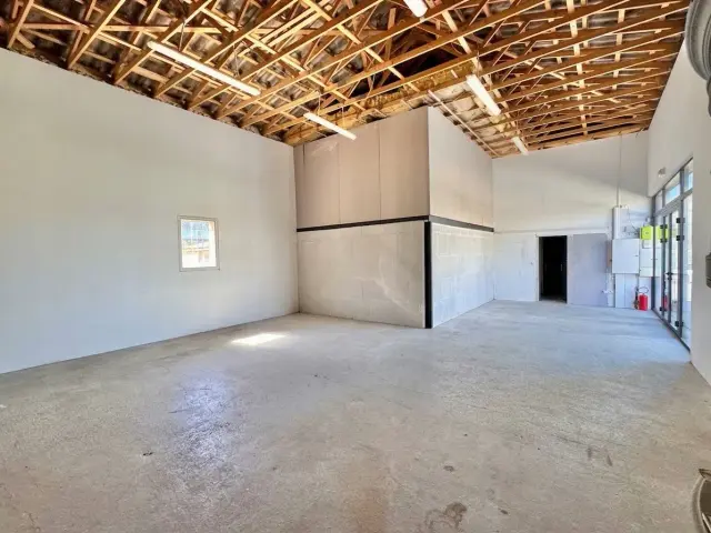 ENSEMBLE IMMOBILIER POUR PROFESSIONNEL – HANGAR, STOCKAGE & HABITATION à Malaucène