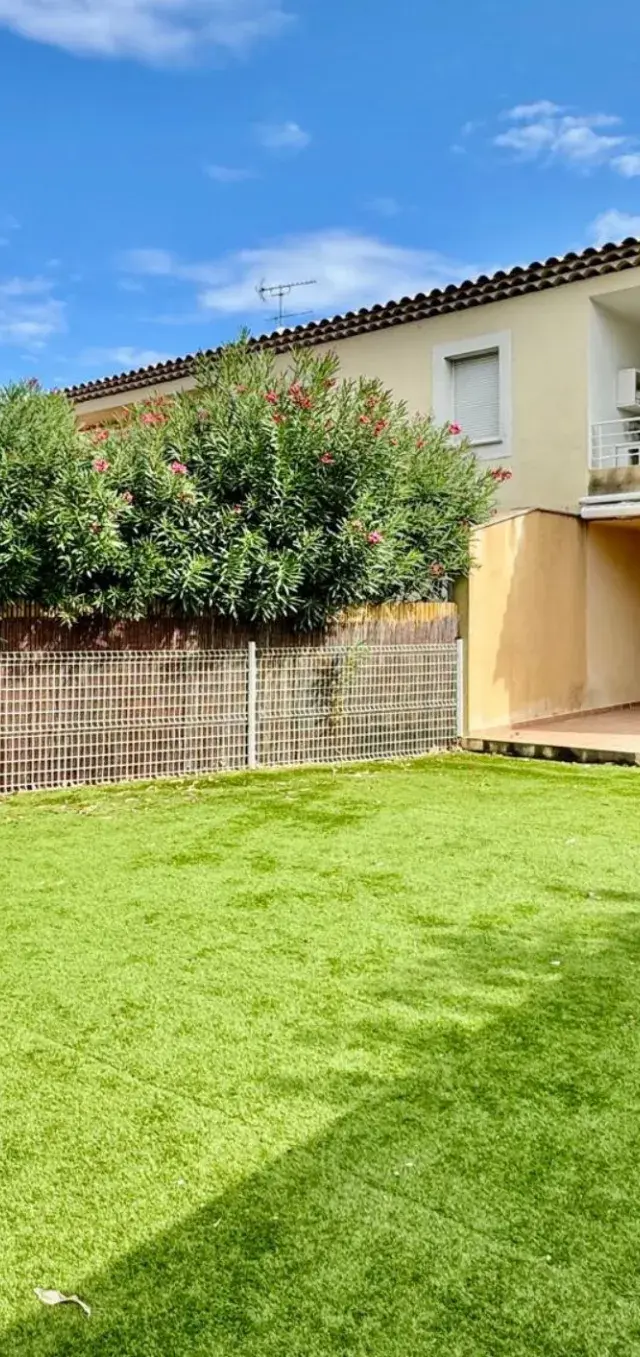 Magnifique hybride en REZ DE JARDIN, au calme. à Saint Chamas