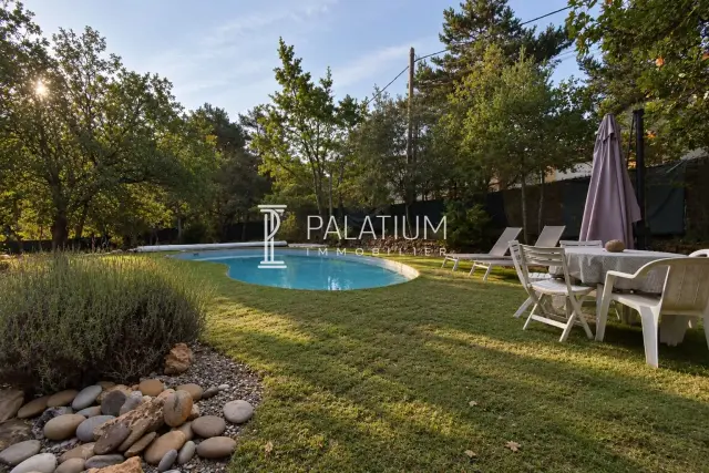 Maison individuelle 6 pièces, 3 chambres, piscine, sous-sol, terrain 3280m² à Saint-Julien
