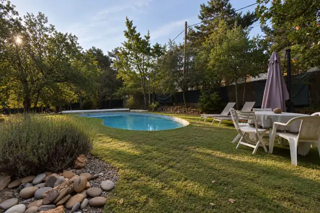 Maison individuelle 6 pièces, 3 chambres, piscine, sous-sol, terrain 3280m² à Saint-Julien
