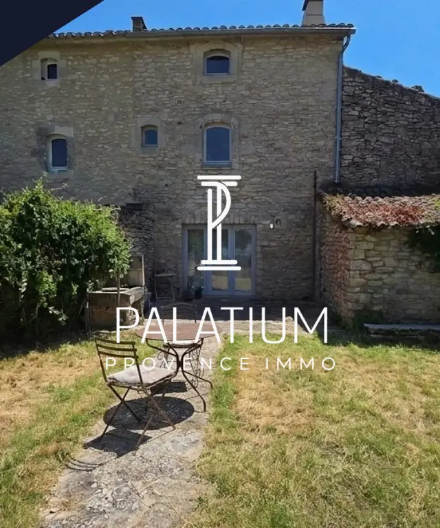 EXCLUSIVITE ! MÉNERBES (84) – Maison en pierre de 100 m² avec dépendances aménageables et plus de 3 hectares de vignes à Ménerbes
