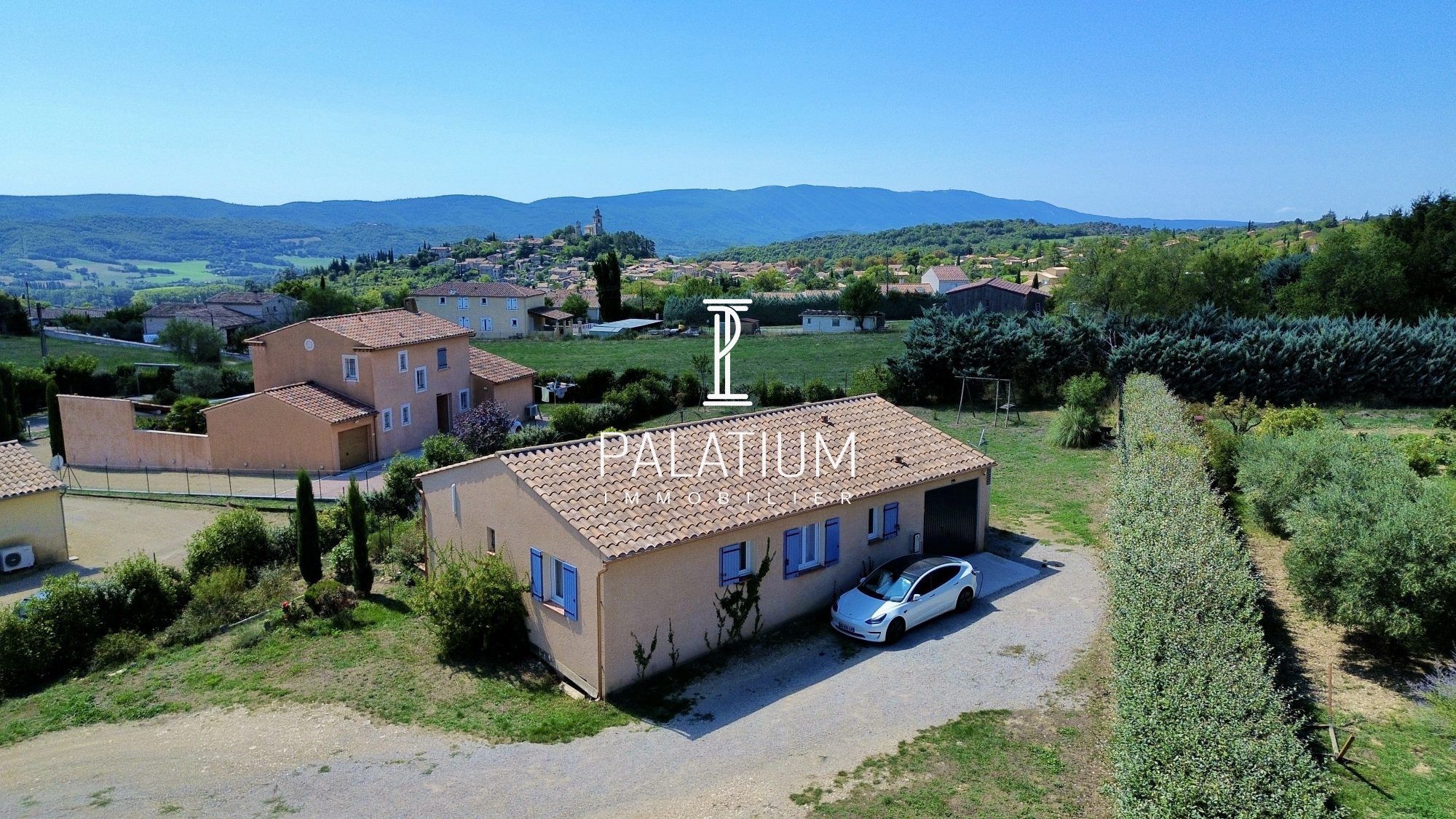 Charmante maison de plain pied avec grand jardin et garage à Reillanne