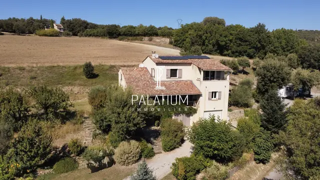 Belle maison individuelle dans un cadre enchanteur à Lurs